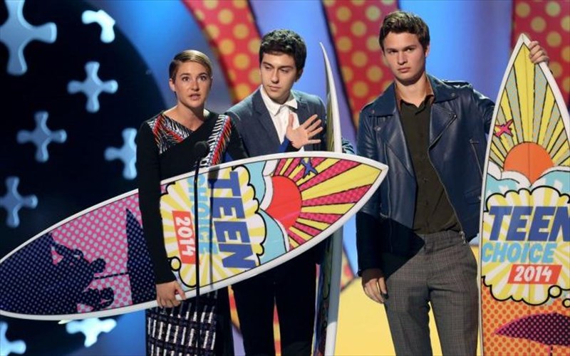 teen-choice-awards-2014-dothikan-oi-sanides-serf