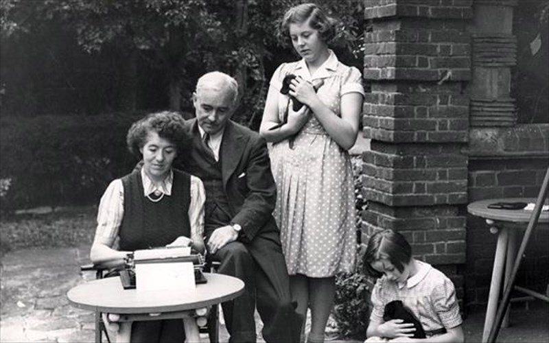 i-enint-mplaiton-itan-kai-paramenei-i-agapimeni-suggrafeas-ton-paidion-agapimeni-suggrafeas-ton-paidion