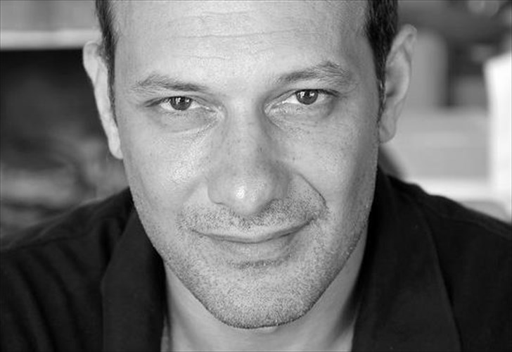 ta-apomnimoneumata-tou-stratigou-makrugianni-se-theatriko-solo-apo-ton-thanasi-saranto