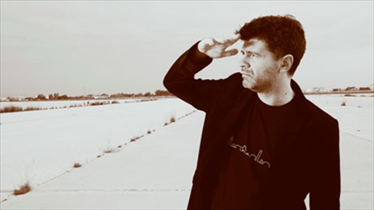 enas-aoratos-anthropos-zontana-sto-passport