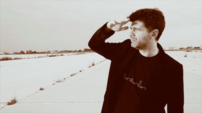 enas-aoratos-anthropos-zontana-sto-passport