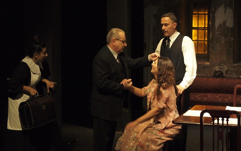 elate-s-emas-gia-enan-kafe-i-antifasistiki-satira-gia-mia-akomi-sezon-sto-theatro-fournos-antifasistiki-satira-gia-mia-akomi-sezon-sto-theatro-fournos