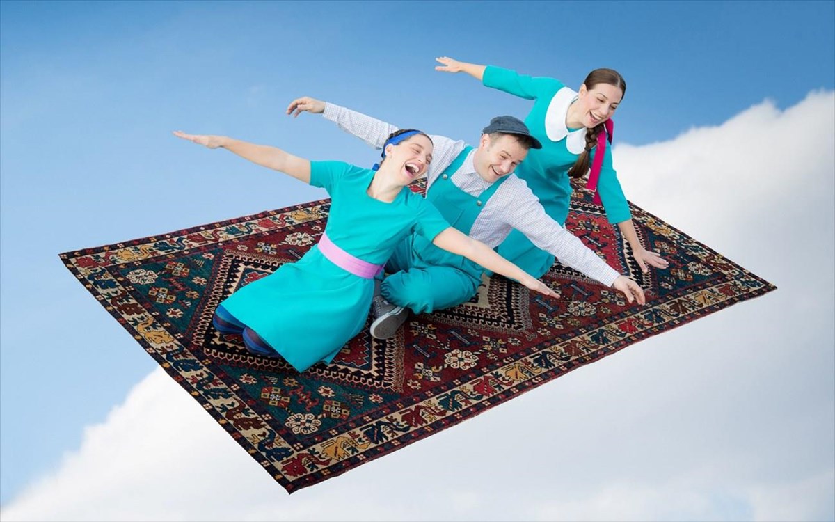 ta-paidia-pou-blepoun-ta-trena-na-petoun-fotografia-2014