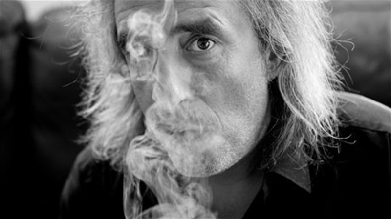 oi-lukoi-periodeuoun-stin-ellada