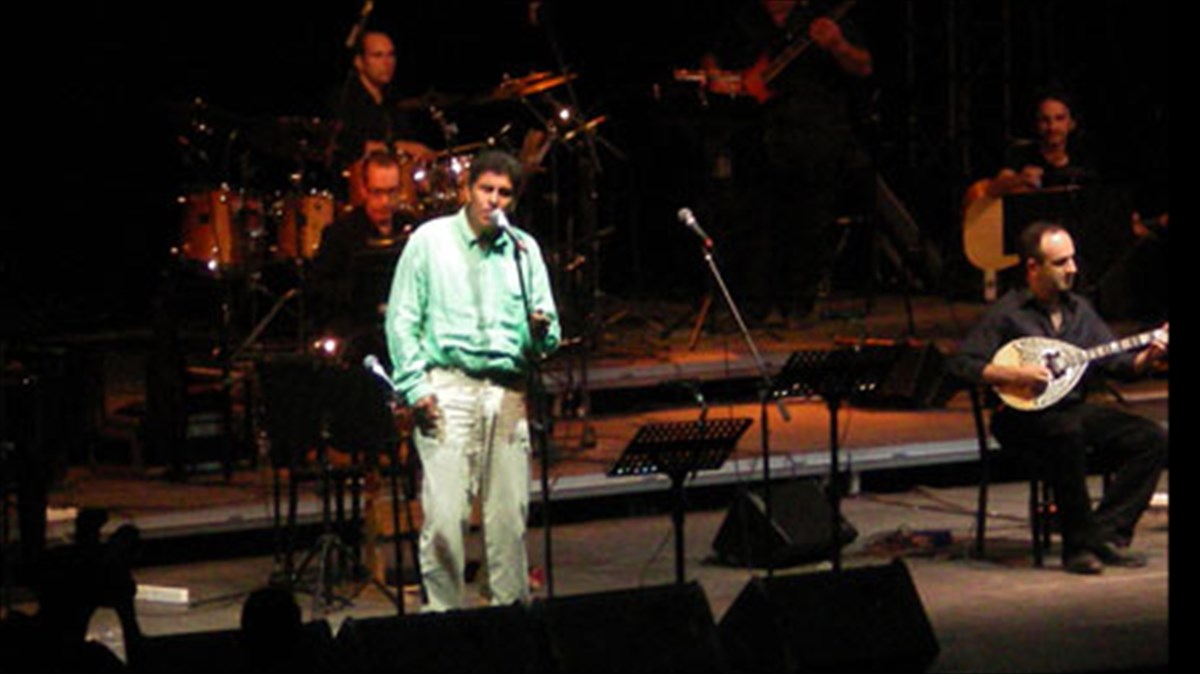 o-giannis-mpezos-se-ena-afieroma-sta-rempetika