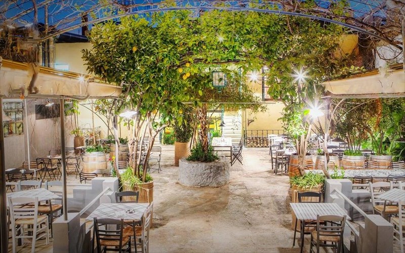 ama-laxei-stis-nefelis-mezedakia-ston-omorfotero-kipo-tou-kentrou