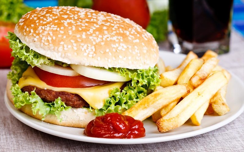 ti-allo-mas-prokalei-to-junk-food-ektos-apo-auksisi-barous