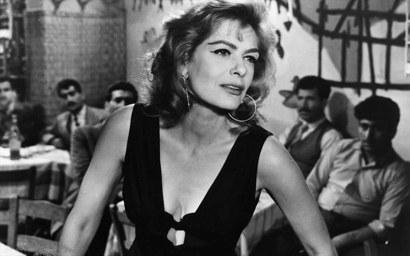 enas-aionas-elliniko-sinema-sta-xeria-mas