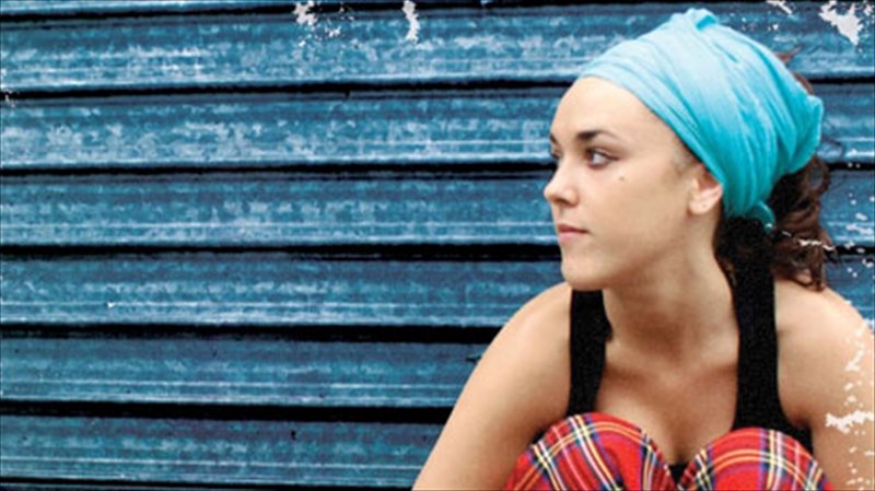 zaz-i-sugkrisi-me-tin-piaf-einai-kolakeutiki-gia-mena-alla-epikinduni