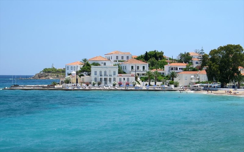 apodrasi-stis-spetses-me-aformi-tin-armata