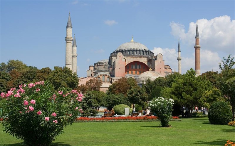 10-touristika-meri-ston-kosmo-pou-aksizoun-tin-anamoni