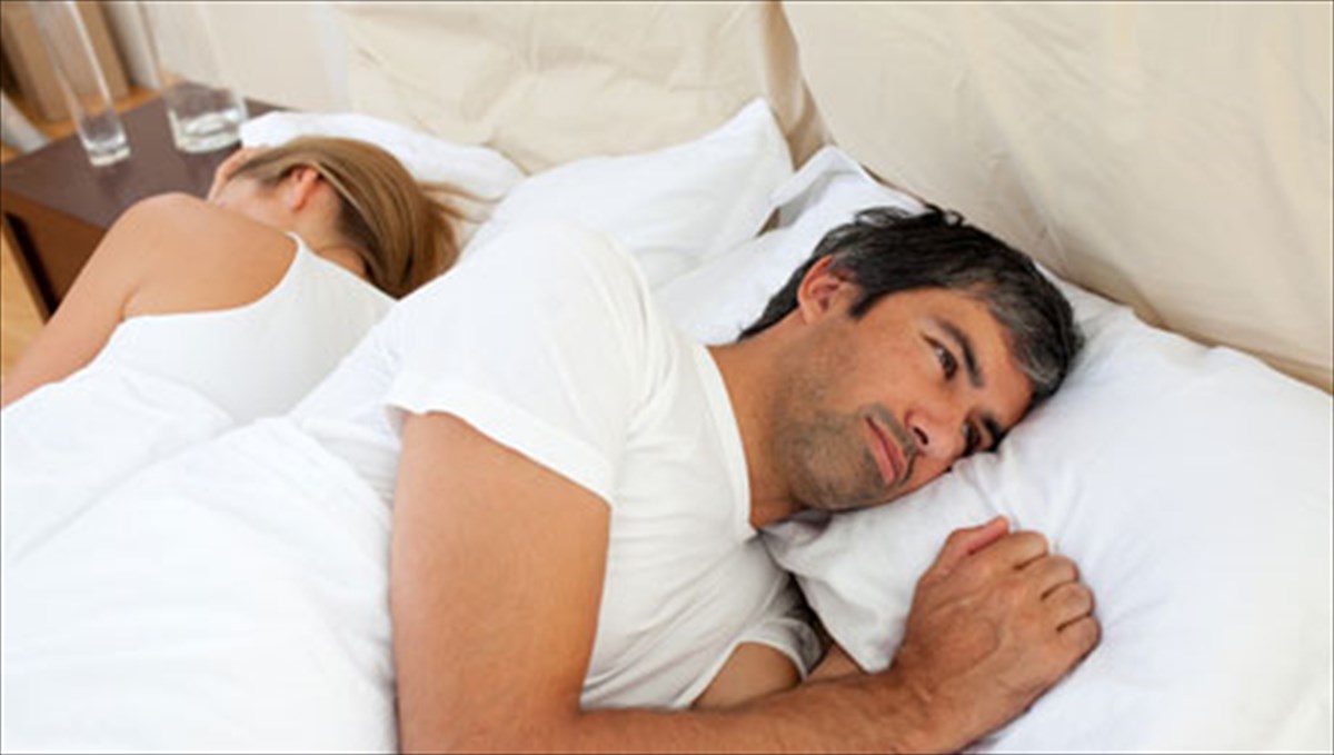 oi-andres-koimountai-anisuxa-me-ti-suntrofo-tous-dipla