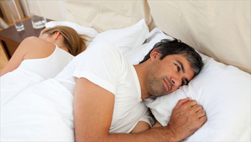 oi-andres-koimountai-anisuxa-me-ti-suntrofo-tous-dipla