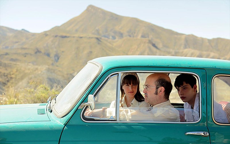 kritiki-tainias-i-zoi-einai-oraia-me-ta-matia-kleista