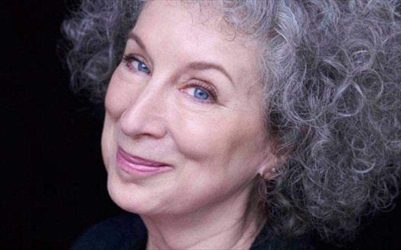 diakekrimenoi-ksenoi-suggrafeis-to-fthinoporo-sta-public