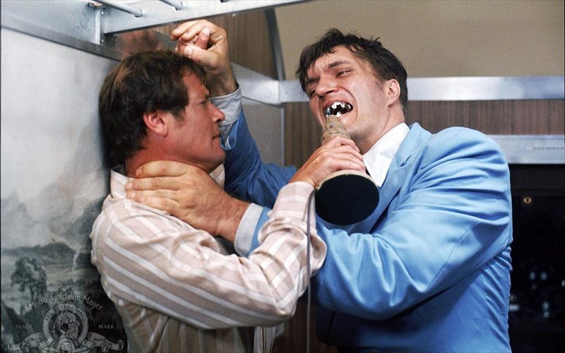 pethane-o-sagonias-tou-James-bond-sagonias-tou-James-bond