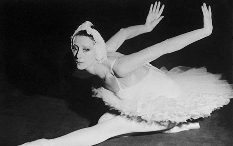 gala-mpaletou-afieromeno-sti-thruliki-magia-plisetskagia-sto-irodeio