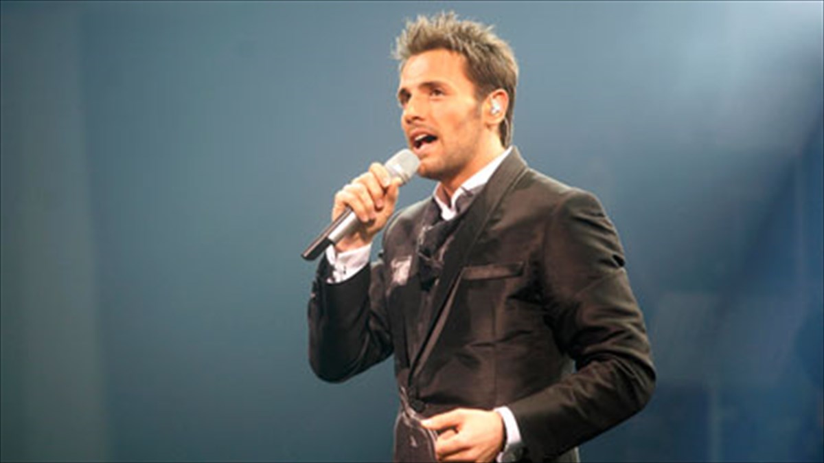 o-nikos-bertis-epistrefei-stin-paraliaki