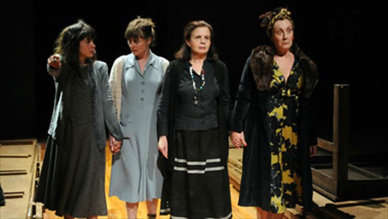 kritiki-theatrou-i-mitera-tou-skulou