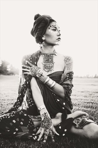 low-leaf-kai-zeroh-sto-tesla-bar-me-eleutheri-eisodo