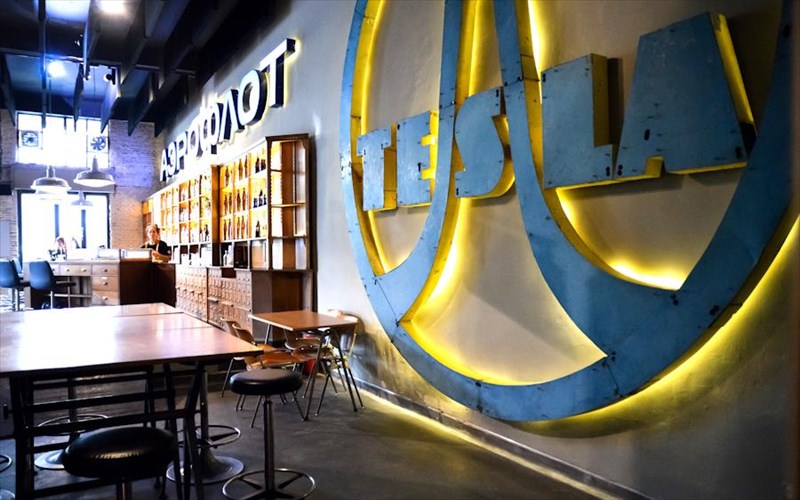 tesla-bar-to-bios-allakse-kai-mas-fernei-to-neo-steki-tis-polis