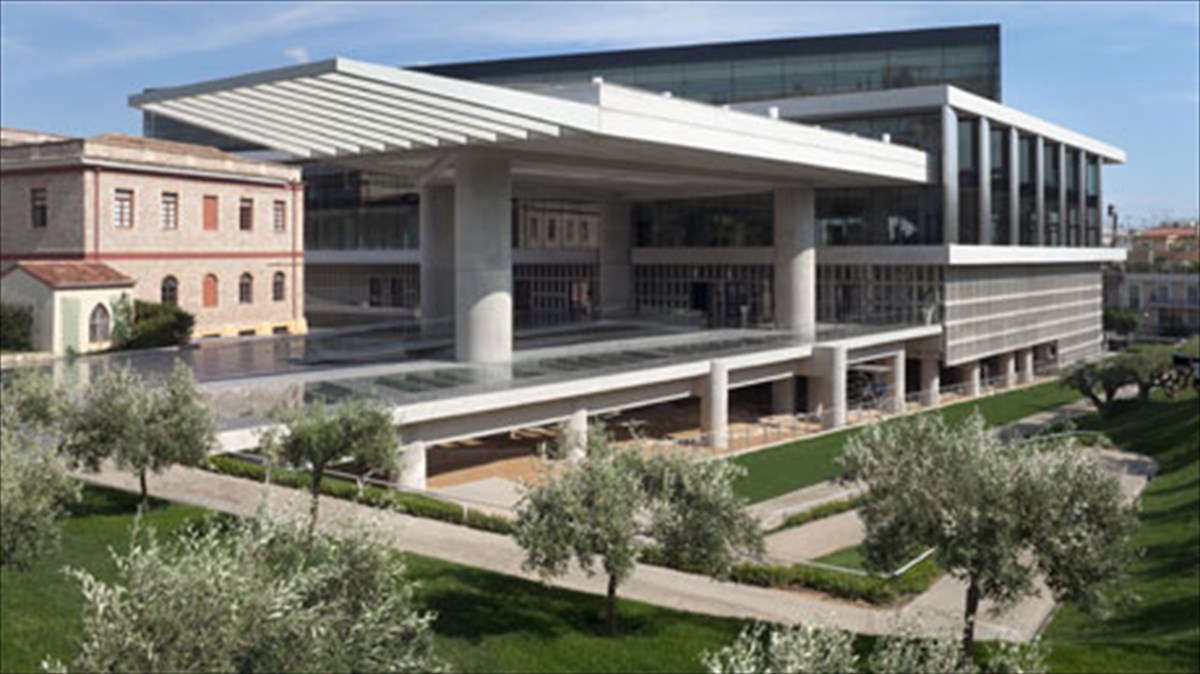 ta-mouseia-giortazoun