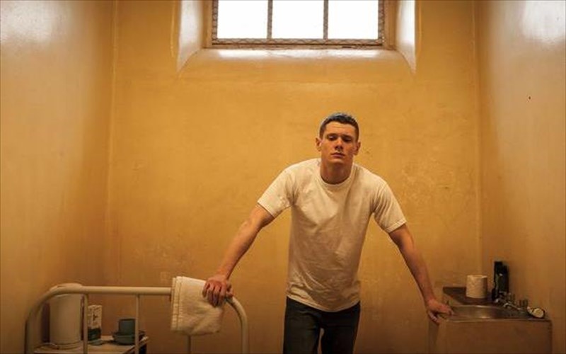 skliri-enilikiosi-piso-apo-ta-kagkela