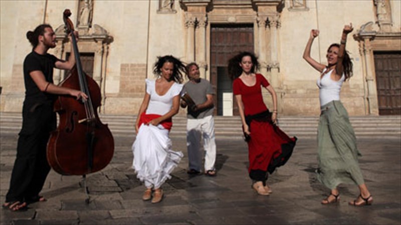 oi-encardia-stinoun-mia-mesogeiaki-giorti-stin-aulaia