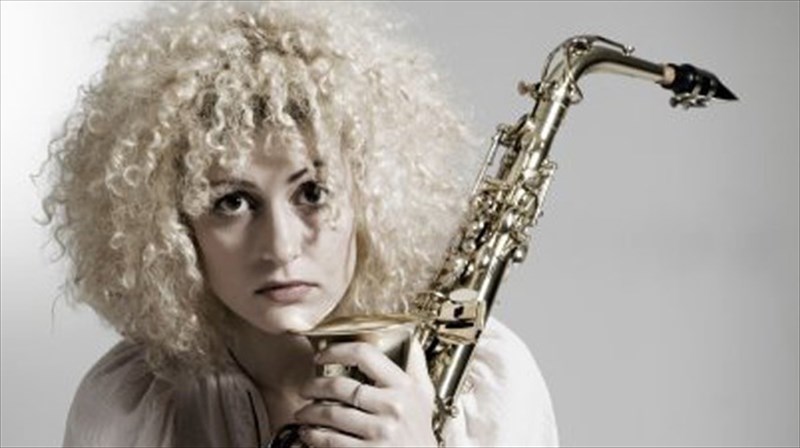 live-saksofono-me-thea-tin-akropoli