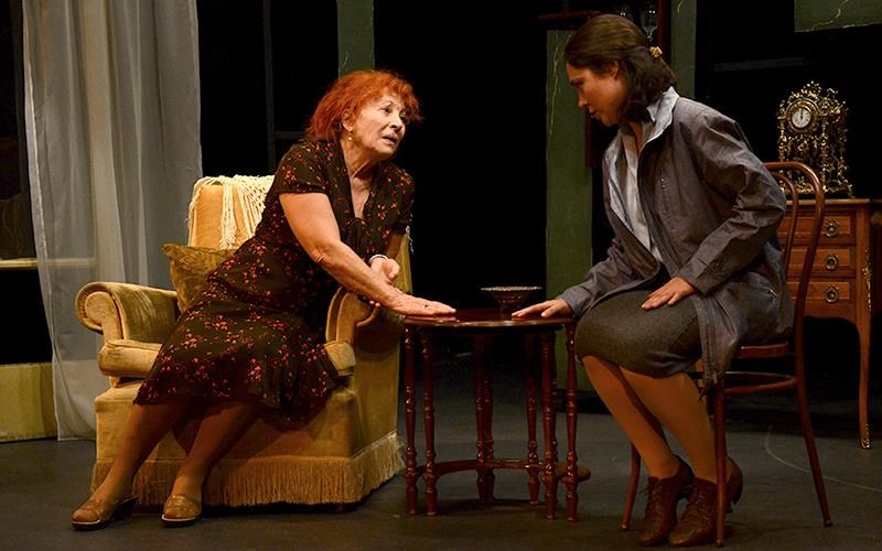 duo-gunaikes-xoreuoun-kritiki-theatrou