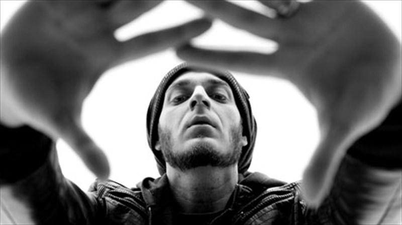 o-rous-kai-oi-filoi-tou-gia-mia-bradia-sto-passport