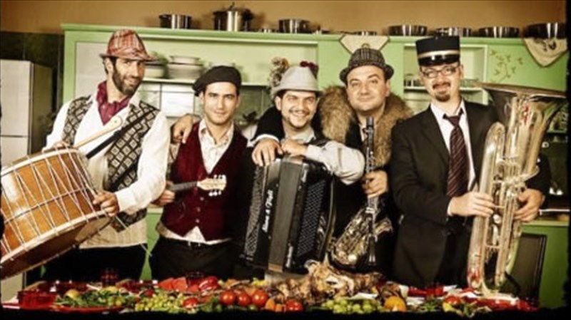 ena-mousiko-mosaiko-stinetai-sto-half-note