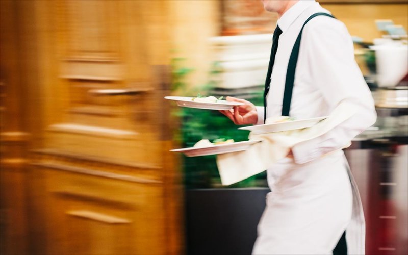 deka-lathi-pou-kanoume-sta-estiatoria