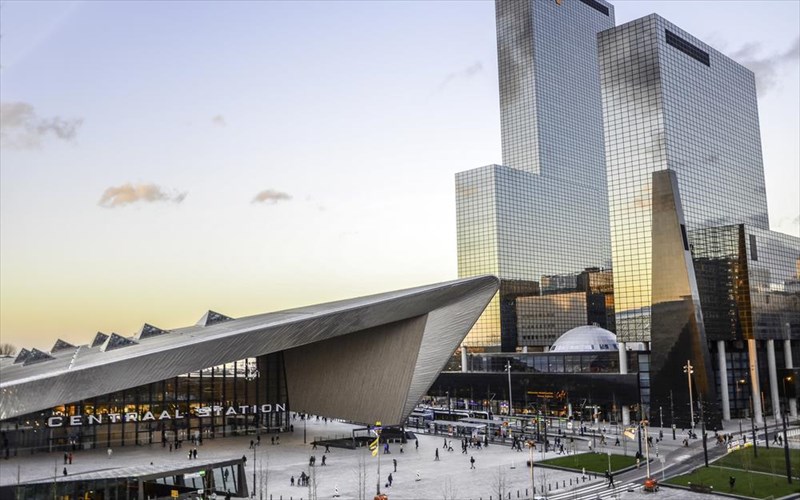 perimenontas-to-treno-stous-10-pio-entuposiakous-stathmous-tou-kosmou