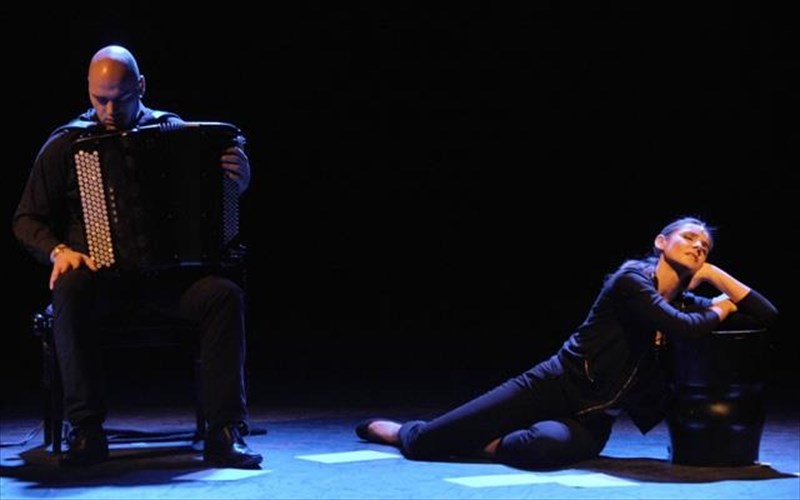 i-clotilde-courau-diabazei-ta-erotika-grammata-tis-edith-piaf-sto-gazarte