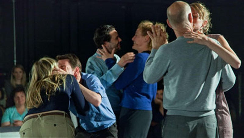 kritiki-theatrouskines-apo-ena-gamo-sti-stegi-grammaton-kai-texnon