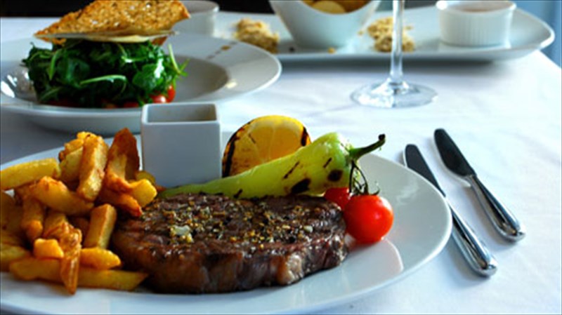 rib-eye-steak-sto-hilton-se-timi-ekpliksi