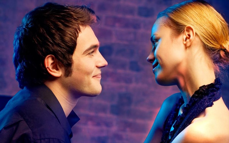 ti-elkuei-tous-antres-pera-apo-ena-omorfo-prosopo