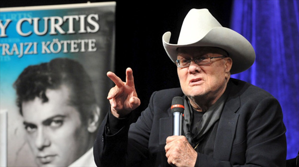 toni-kertis-apoleia-gia-to-xoligount