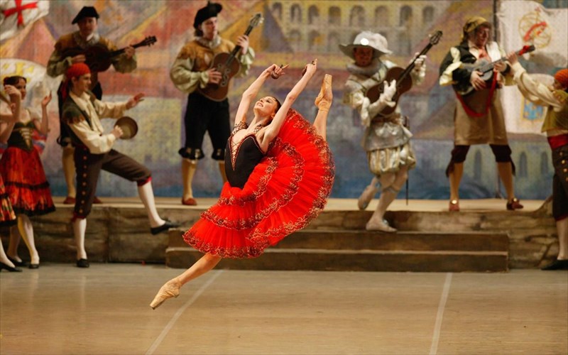 xristougenniatiko-gkala-sto-megaro-mousikis-me-tin-sbetlana-zaxaroba