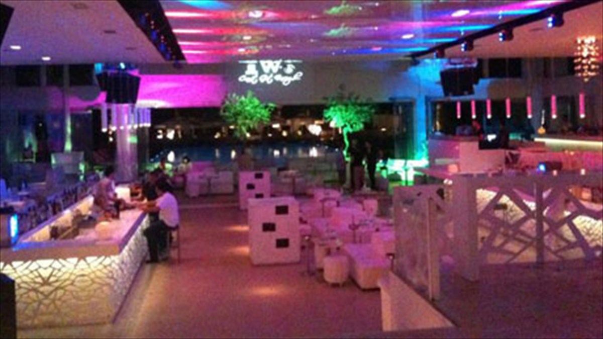 w-poolside-dreams-edo-i-diaskedasi-exei-kati-parapano-diaskedasi-exei-kati-parapano