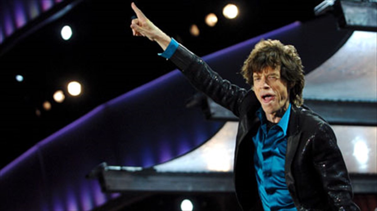 mia-fainomenika-eterokliti-mpanta-dia-xeiros-mick-Jagger