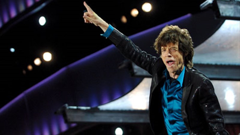 mia-fainomenika-eterokliti-mpanta-dia-xeiros-mick-Jagger