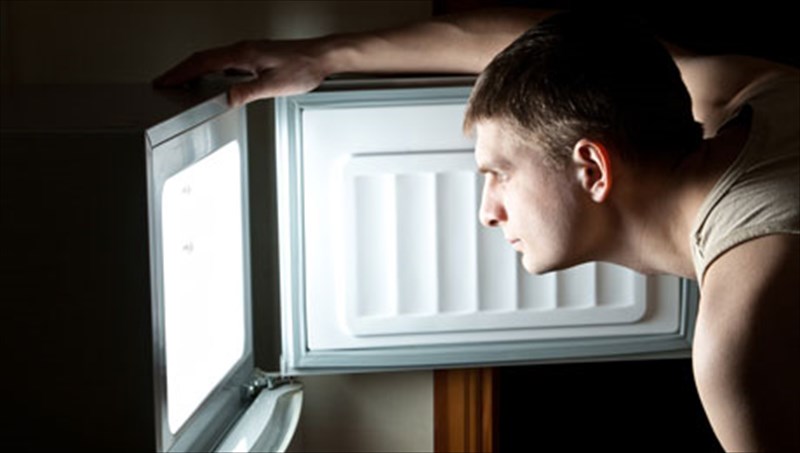 giati-ta-mesanuxta-sas-briskoun-mprosta-stoanoixto-psugeio