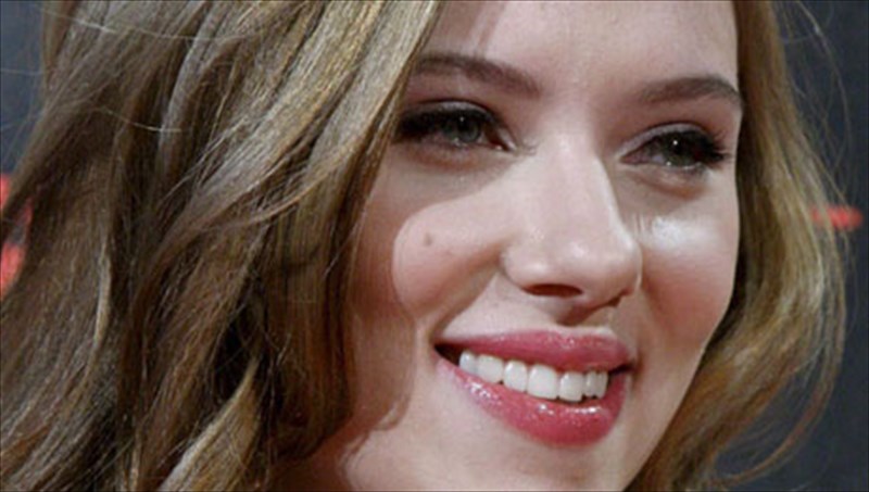 i-skarlet-gioxanson-sunergazetai-me-tous-massive-attack