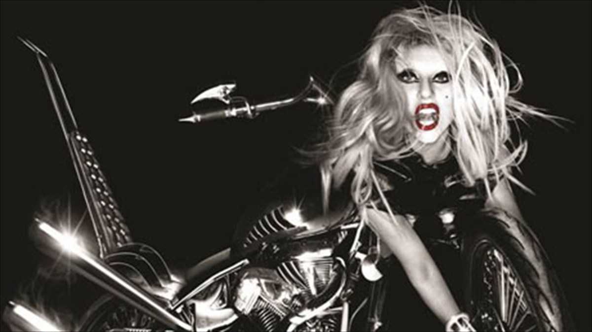 pano-apo-ena-ekatommurio-poliseis-gia-ti-lady-gaga