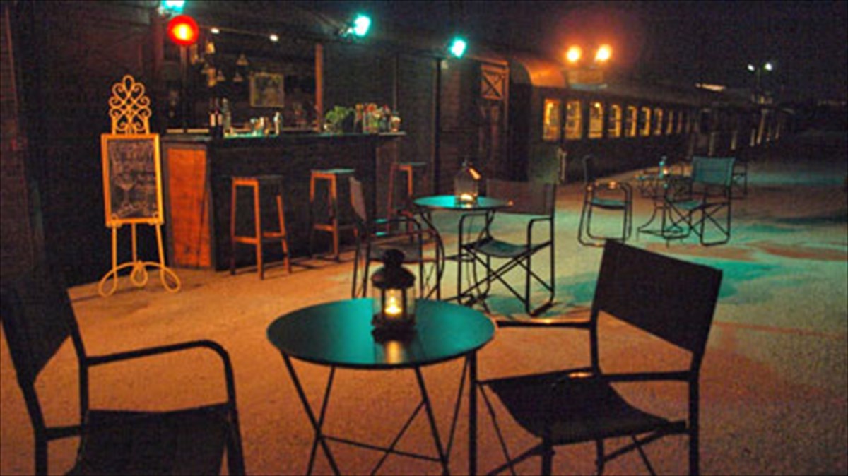 to-treno-theatro-ginetai-upaithrio-bar
