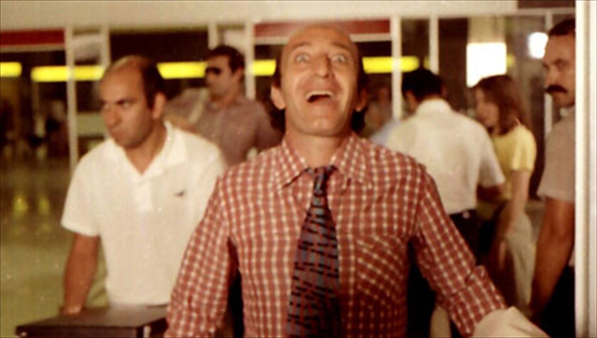 i-anergia-ton-ptuxiouxon-se-mia-satira-ton-80s