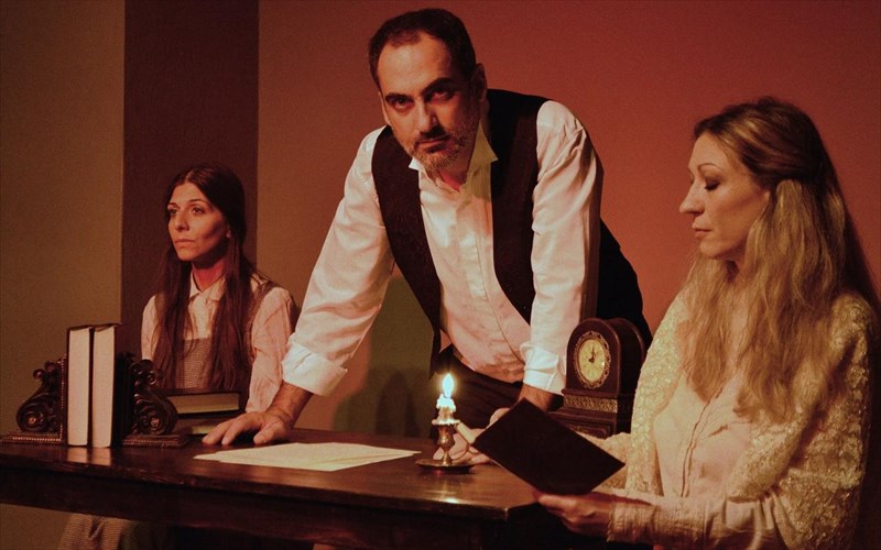 to-stoixima-tou-anton-tsexof-sti-theatriki-skini-mikri-plani