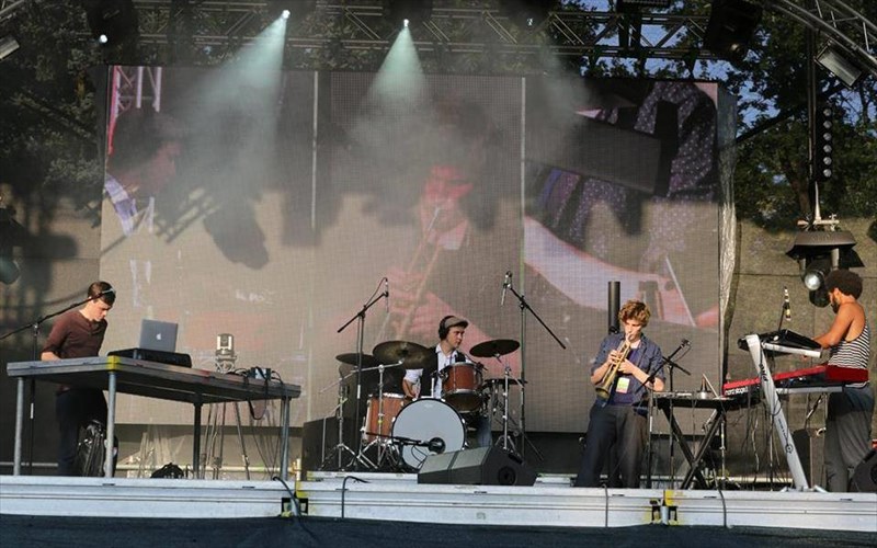 Jazzy-vintage-mousikes-sto-six-dogs